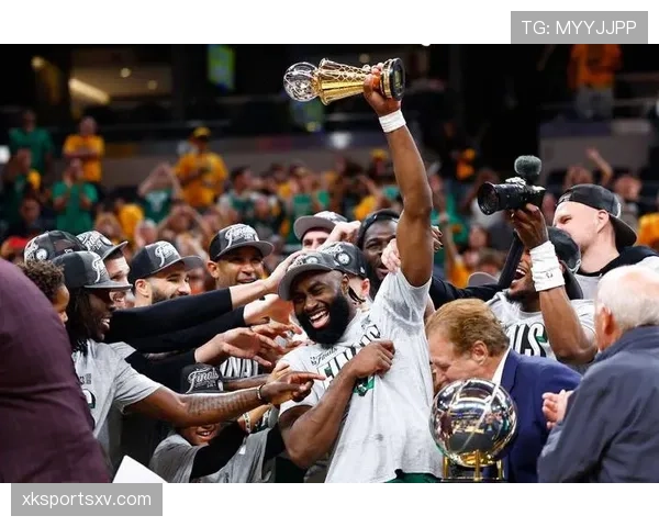 杰伦·布朗突破拉开与库里的得分差距提升球队关键时刻输出